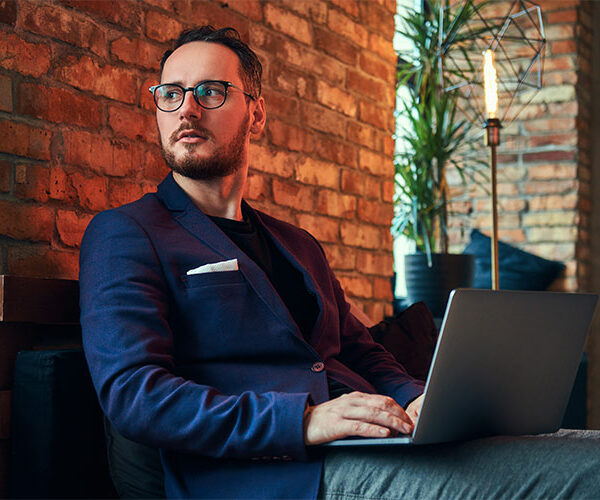 homem-com-computador-api-sistema-financeiro