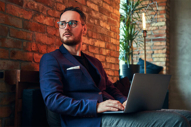 homem-com-computador-api-sistema-financeiro